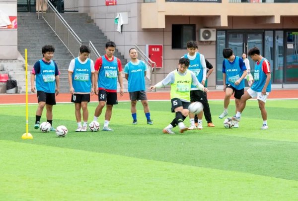 股市配资在线登录 “巴中红叶队”申请出战！“铁脚杆”备战期间喊出“一路飙红”口号